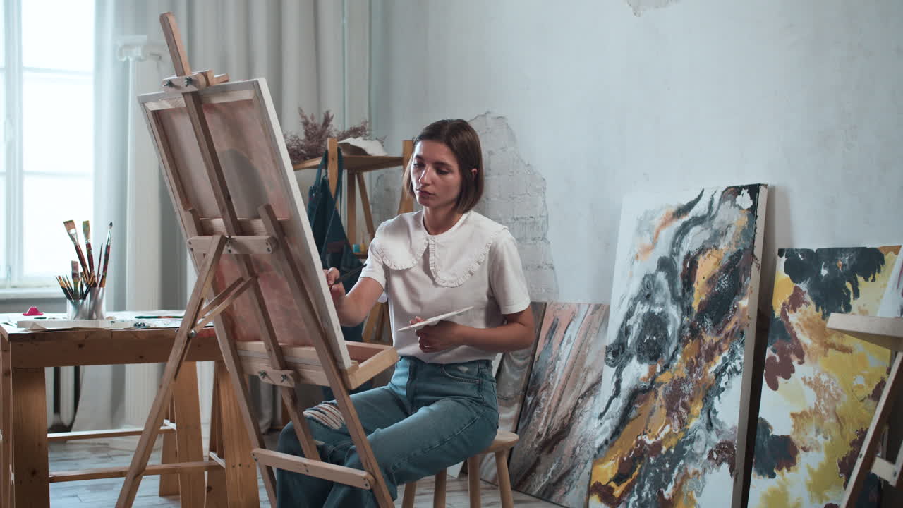 한 여성이 걸작을 만들고 있습니다.