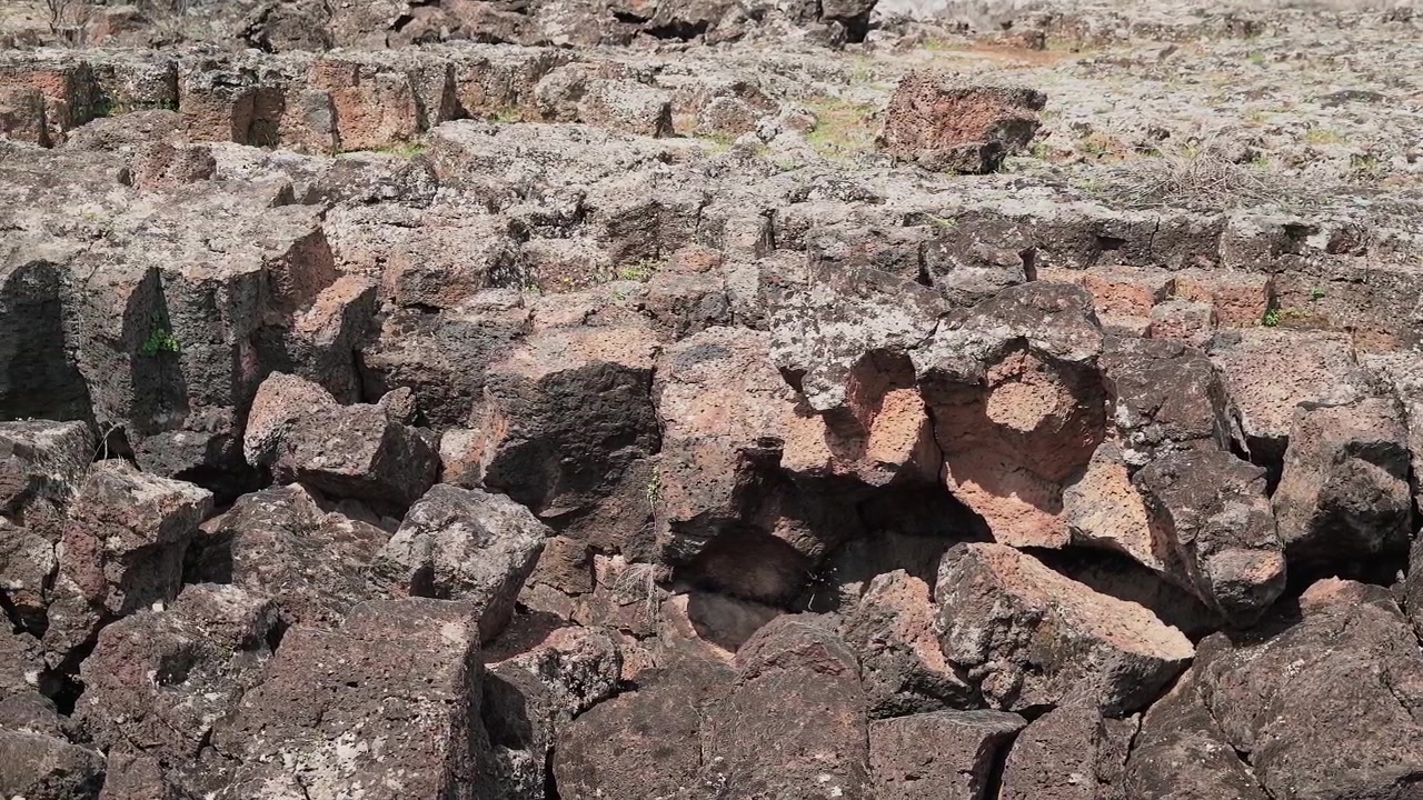 Paesaggio di roccia lavica vulcanica accidentato alle Hawaii