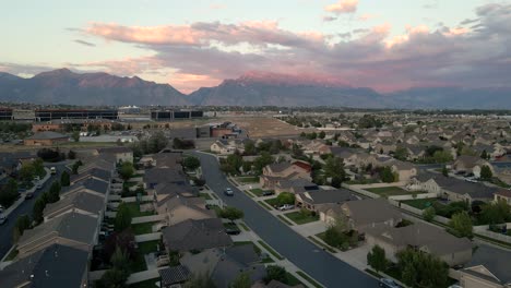 Vista-Aérea-Al-Atardecer-De-Un-Barrio-Suburbano-Típico-En-Lehi,-Utah