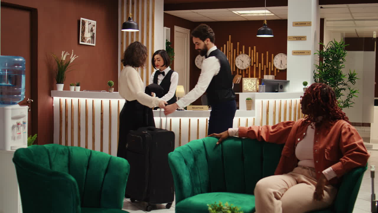 Un turista in vacanza suona il campanello del concierge
