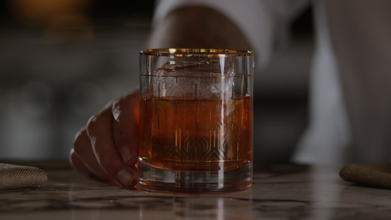 부드럽게 얼음 큐브를 구식으로 넣습니다.