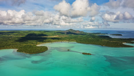 Hiperlapso-Aéreo-Volando-Hacia-La-Paradisíaca-Isla-De-Pinos-Y-Aguas-Cristalinas-De-Nueva-Caledonia