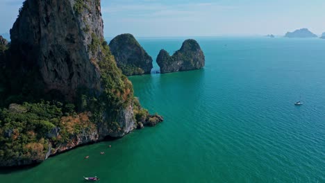 Hermoso-Paisaje-Marino-En-La-Playa-De-Railay,-Península-En-Tailandia---Disparo-Aéreo-De-Drones