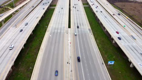 Una-Visión-Aérea-De-Las-Autopistas-De-Houston,-Texas,-En-Un-Día-Parcialmente-Nublado,-En-60-Fotogramas