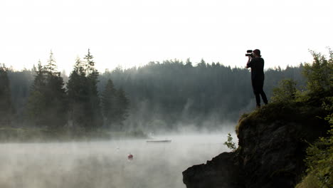 Fotógrafo-Tomando-Fotos-De-Vistas-Panorámicas-En-Caumasee-Suiza-Al-Borde-De-Una-Colina---Gran-Tiro