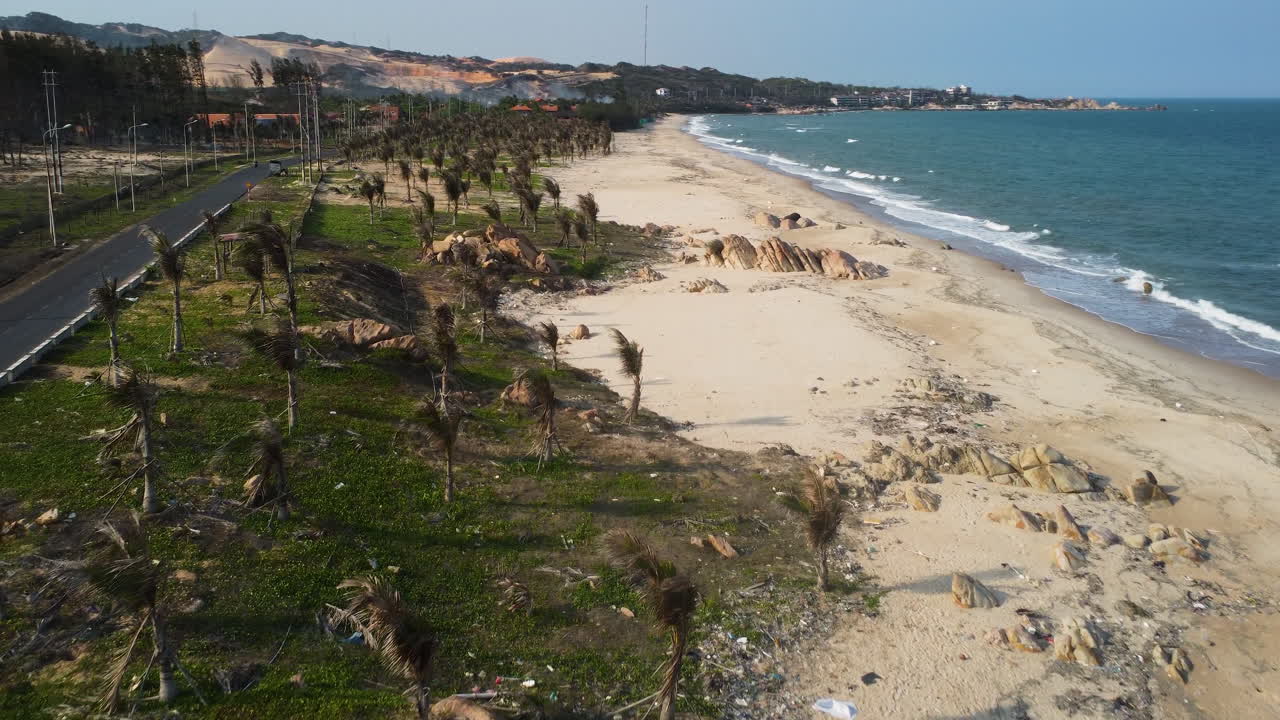 vuelo aéreo sobre una playa desierta en la costa de ke ga, vietnam