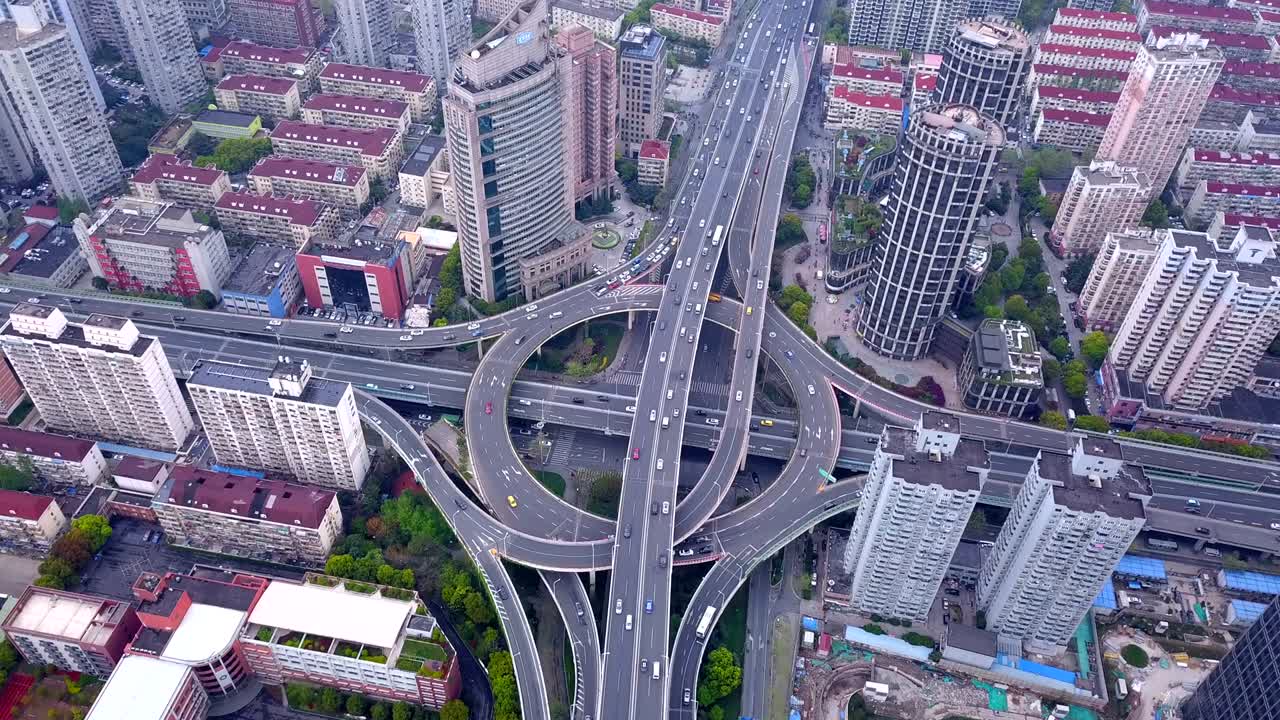 vista aérea de cruces de carreteras con rotonda. carreteras de puentes en forma de círculo en la estructura de la arquitectura y el concepto de transporte. vista superior. ciudad urbana, centro de shanghai, china.