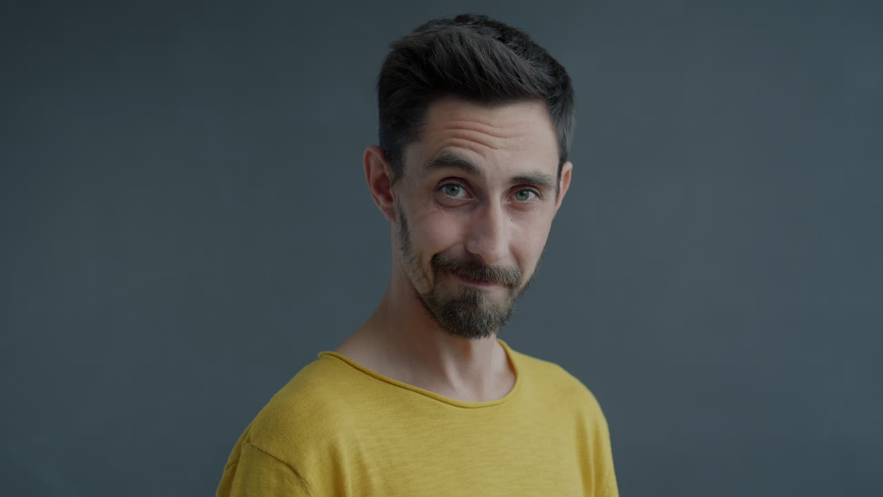 Uomo che indossa occhiali da sole