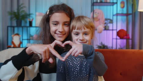 hermanos sonrientes niños niñas mejores amigas demuestra amor signo, buenos sentimientos, simpatía en el hogar