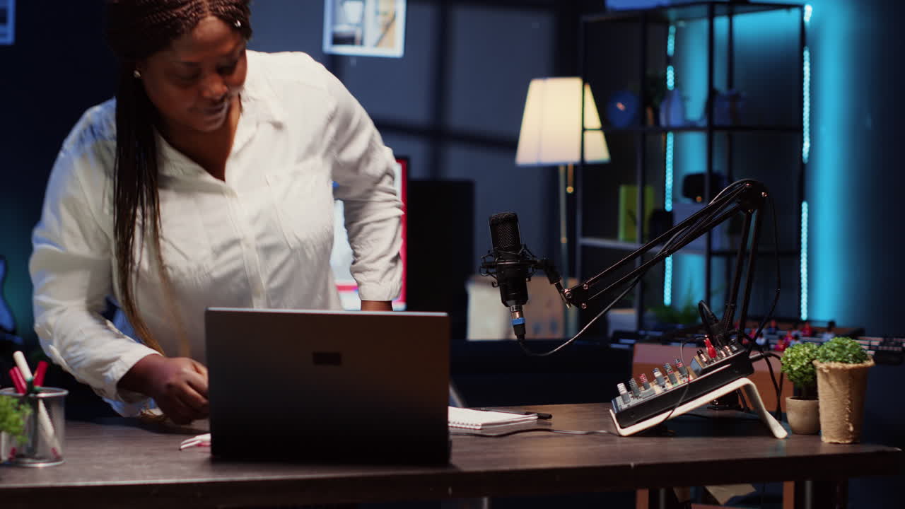 Donna che arriva in studio, trasmettendo in diretta su piattaforma di streaming.