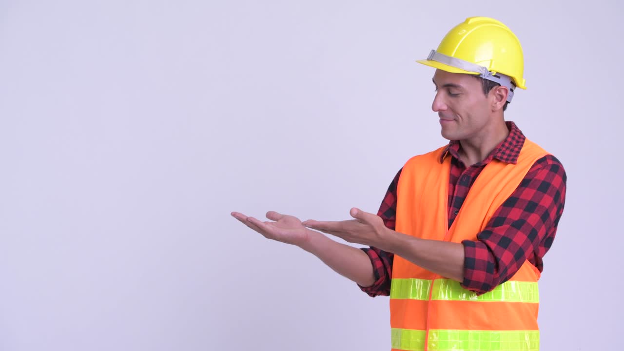 joven y guapo hombre hispano trabajador de la construcción