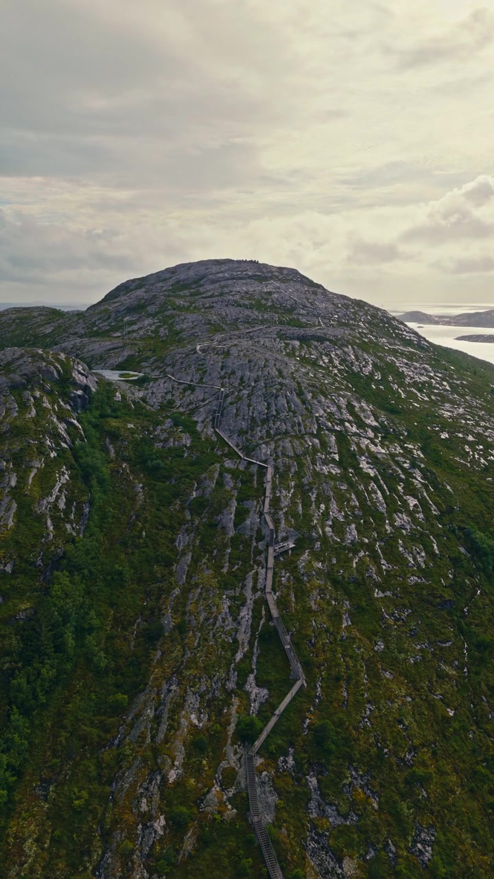 Vettantrappa trævandretrappe, der fører mod Vettan bjergtop i Bessaker, Trøndelag, Norge. Vertikalt luftfoto.