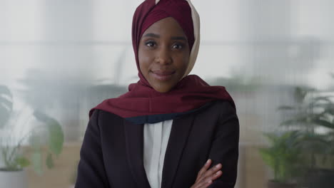 Retrato-Exitosa-Mujer-De-Negocios-Negra-Sonriendo-Con-Los-Brazos-Cruzados-Disfrutando-De-Una-Carrera-De-Gestión-Profesional-Hermosa-Mujer-Musulmana-Afroamericana-Usando-Hijab-En-La-Oficina