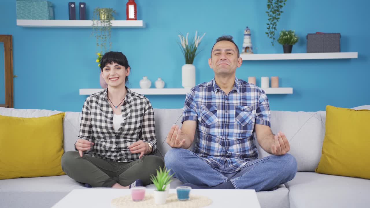 커플이 함께 명상하고 있습니다.