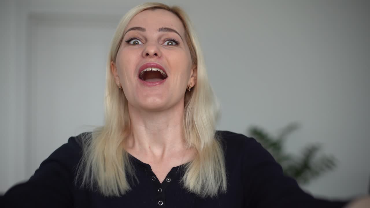 행복한 젊은 여성이 채팅에서 비디오 통화를 하고 웃으며 온라인 대화를 즐기고 웹캠을 보고, 즐거운 소녀 블로거 인플루언서가 카메라에 대화하고 채널을 위해 블로그를 녹화합니다.