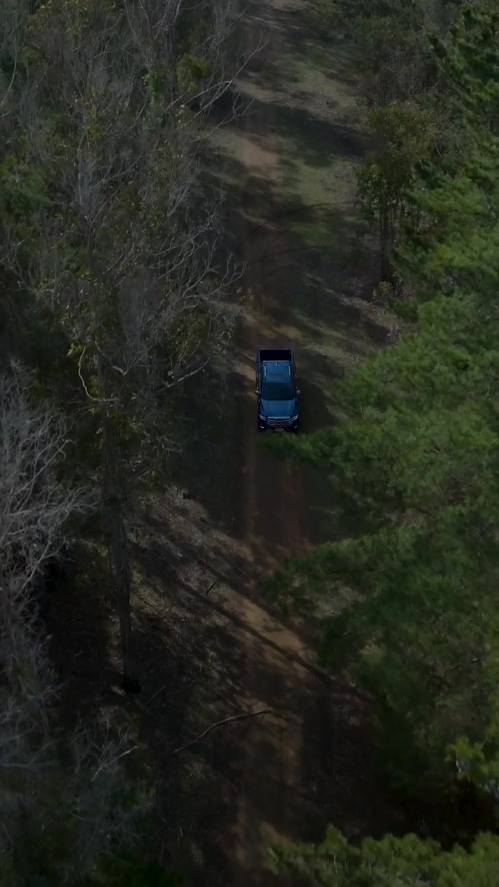 Cile, SUV fuoristrada che guida sull'autostrada di montagna del Cajon del Maipo