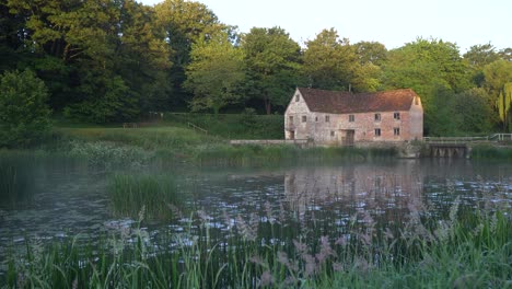 molino sturminster newton, dorset, inglaterra, temprano en la mañana en el río stour