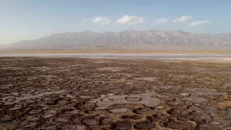 la tierra seca, el suelo junto al lago salado en qinghai, china.