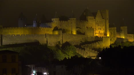 La-Hermosa-Fortaleza-Carcassone-En-El-Sur-De-Francia-Por-La-Noche