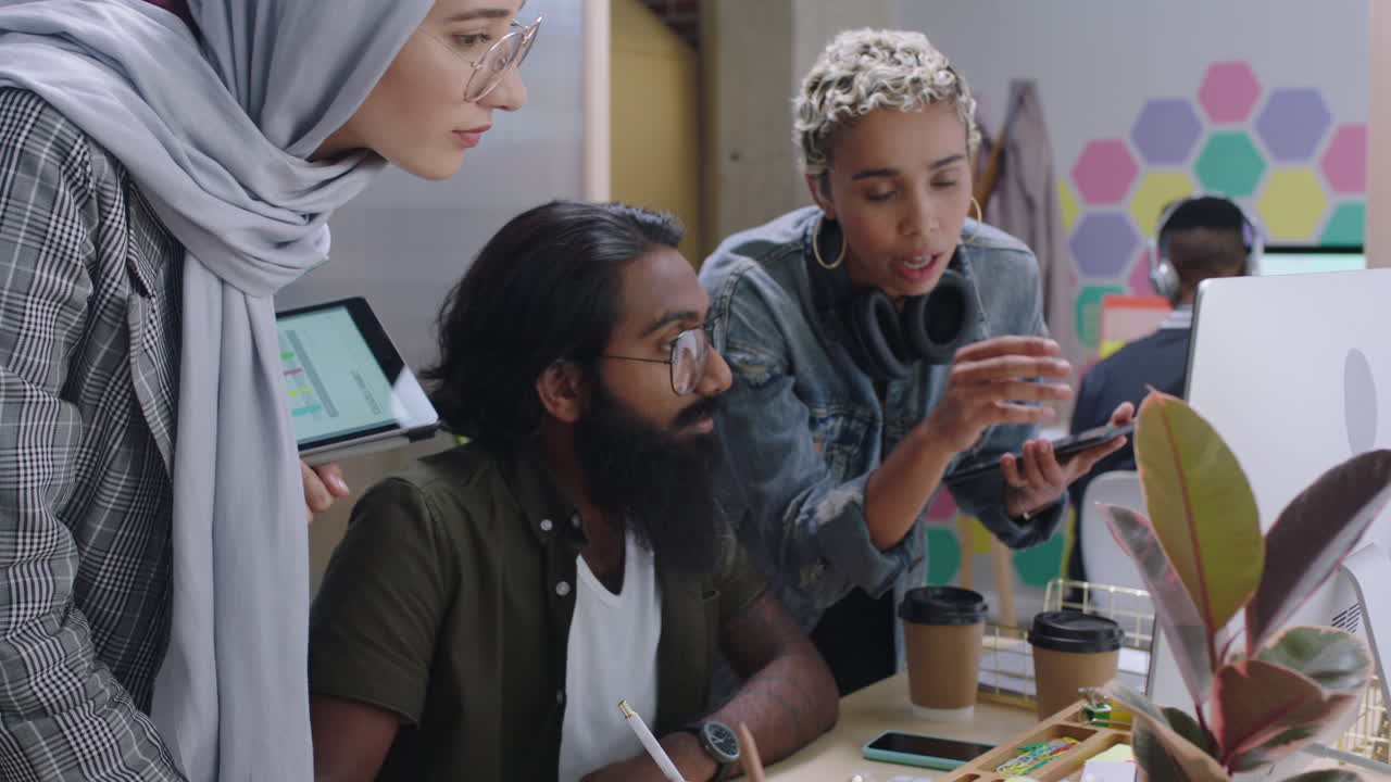 jóvenes empresarios haciendo una lluvia de ideas usando computadoras digitales apuntando a la pantalla compartiendo ideas discutiendo la estrategia del proyecto mostrando apoyo en diversas reuniones de oficina