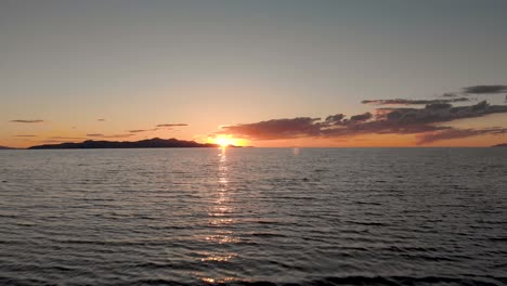 Hermosa-Toma-Aérea-De-Una-Puesta-De-Sol-En-El-Gran-Lago-Salado-En-Salt-Lake-City,-Utah