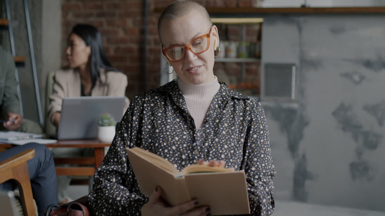 mujer leyendo un libro en un café