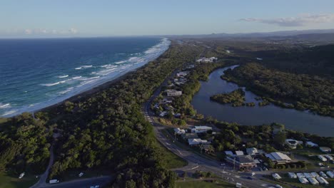 Paisaje-Idílico-Donde-El-Río-Se-Encuentra-Con-El-Mar-En-Hastings-Point,-Nueva-Gales-Del-Sur,-Australia---Retroceso-Aéreo