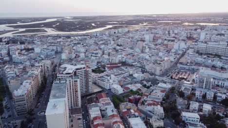 Sonnenuntergang-Aus-Der-Luft,-Faro-Stadt-Mit-Der-Lagune-Von-Ria-Formosa-Im-Hintergrund