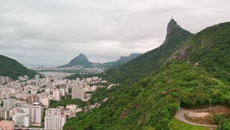órbita-Aérea-Estableciendo-Río-De-Janeiro-Y-Sus-Exuberantes-Montañas-En-Un-Día-Nublado-Brasil