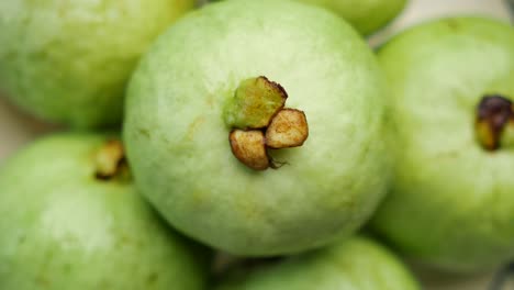 Cerca-De-Una-Rodaja-De-Guayaba-En-La-Mesa