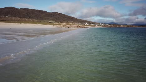 vista aérea, paisaje de connemara en irlanda: olas rompiendo en la orilla, montañas