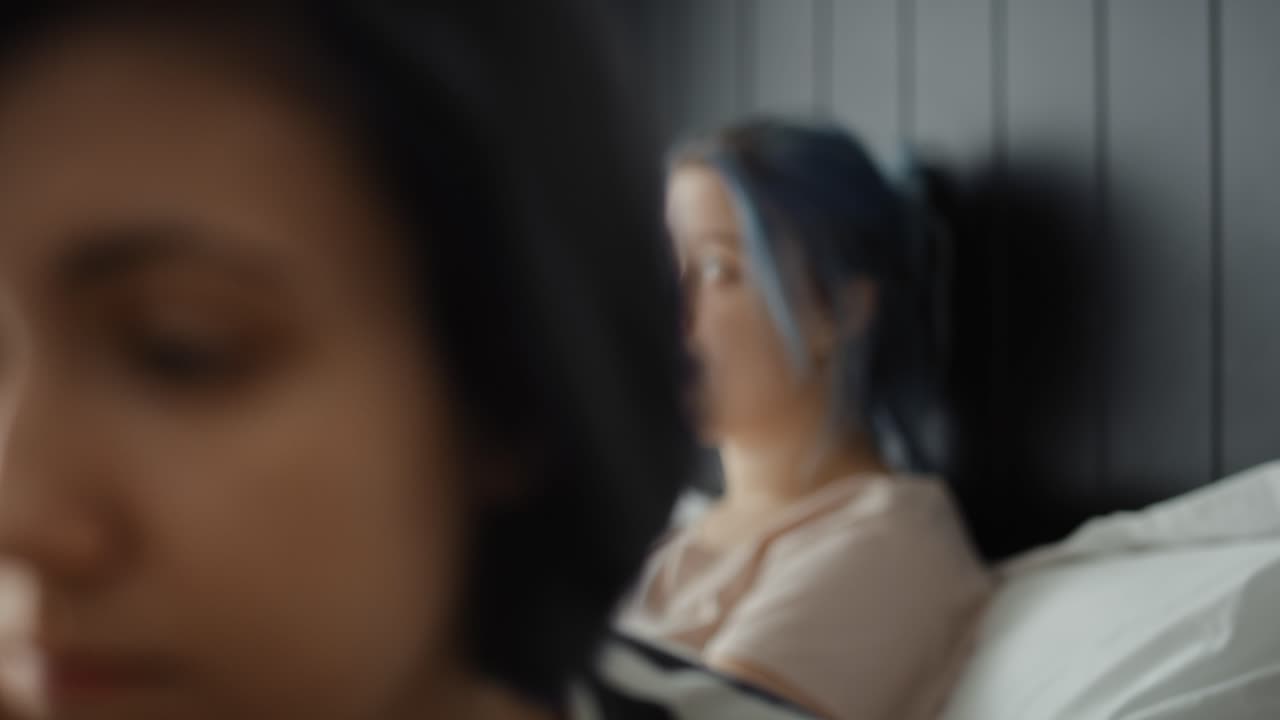 레즈비언 커플이 관계에 어려움을 겪는 동영상