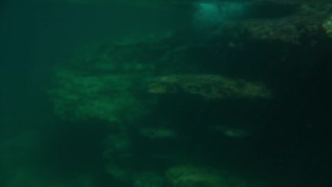 medio bajo el agua 07