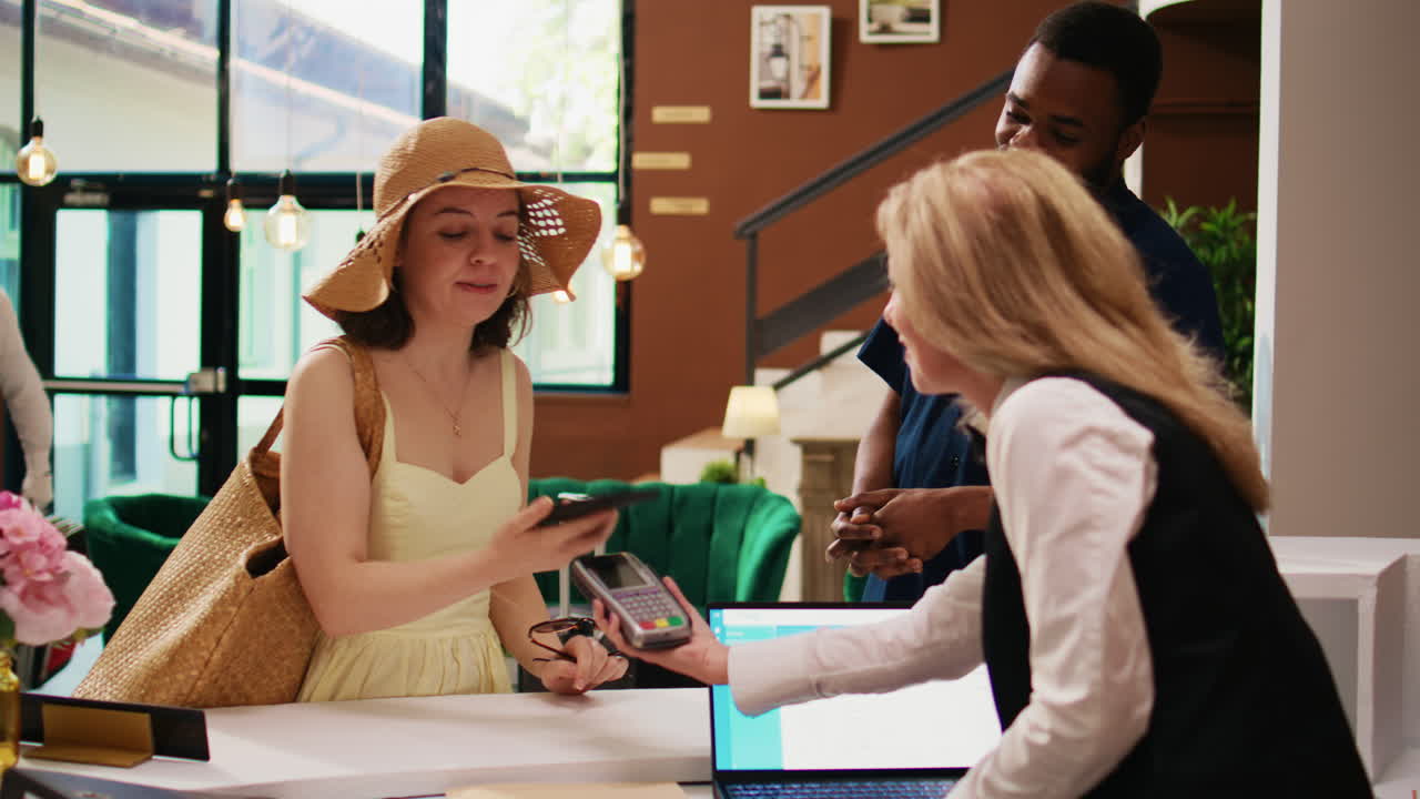 turistas que usam pagamento nfc na recepção