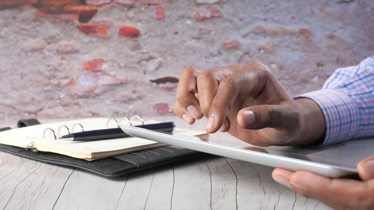 persona que trabaja en una tableta y un portátil