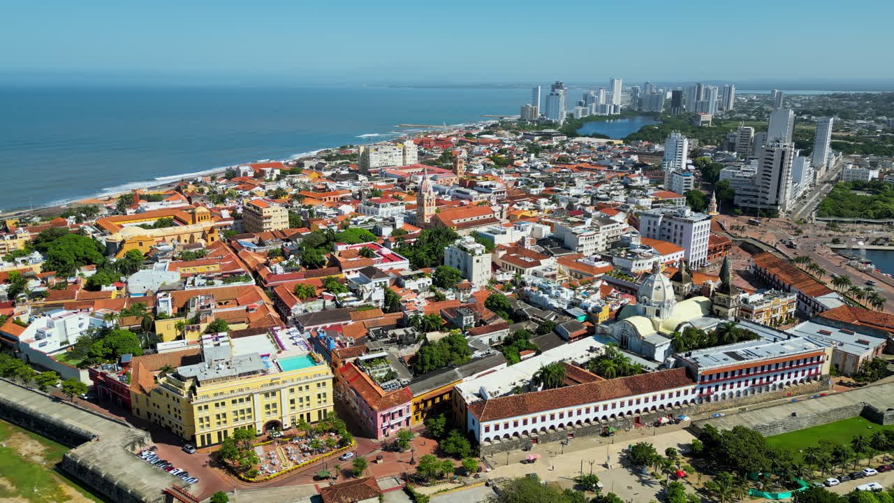 Luftaufnahme der Altstadt von Cartagena, Kolumbien, entlang der Karibikküste und der Promenade bei Tageslicht