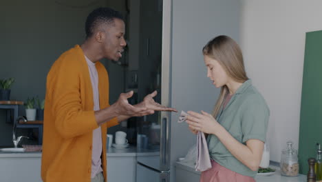 pareja discutiendo en la cocina