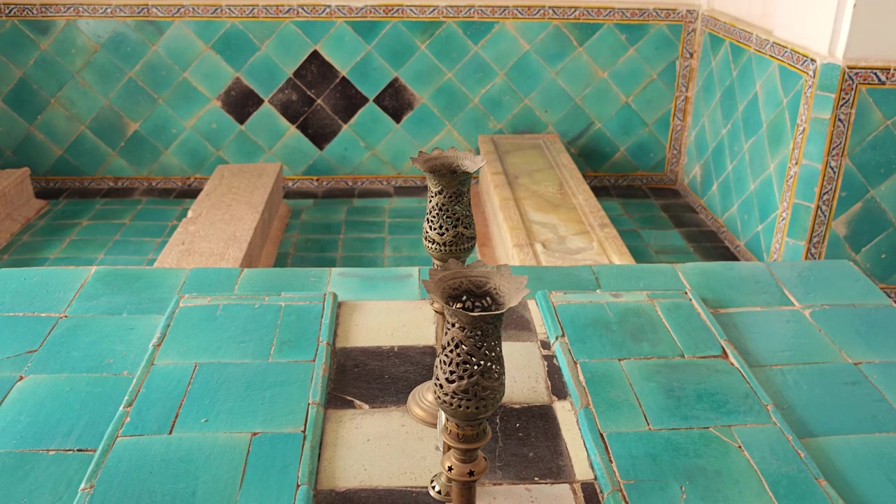Interno ornato piastrellato in turchese di un hammam persiano storico.