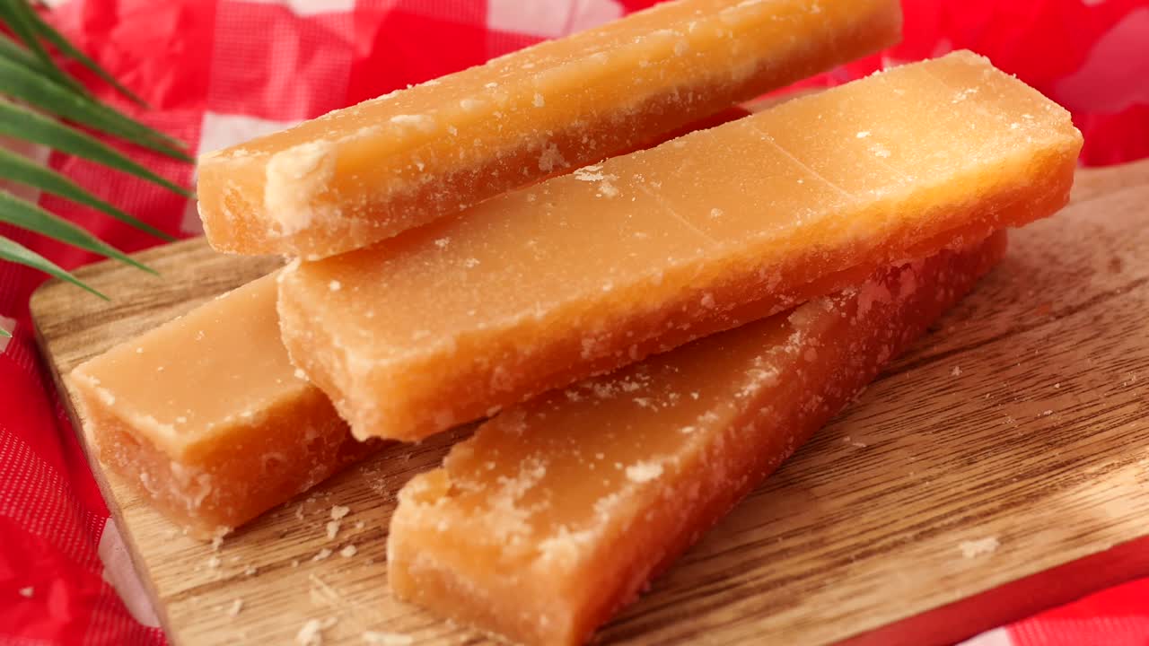 bloques de azúcar marrón en tabla de corte de madera