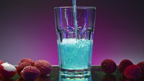 vertiendo jugo de lychee azul vibrante