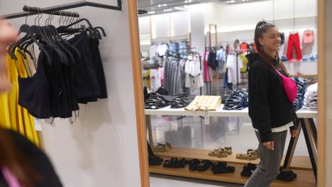 mujer probando ropa en una tienda de ropa