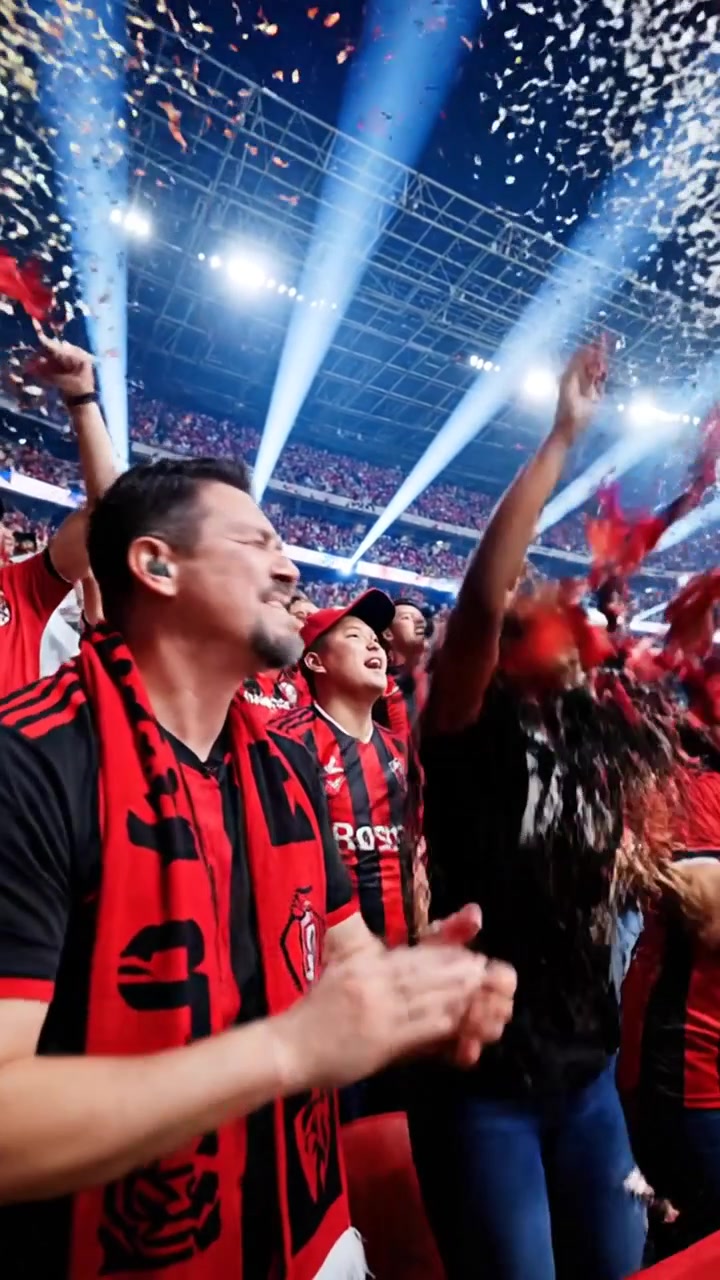 Aficionados al fútbol celebrando la victoria del equipo en el estadio