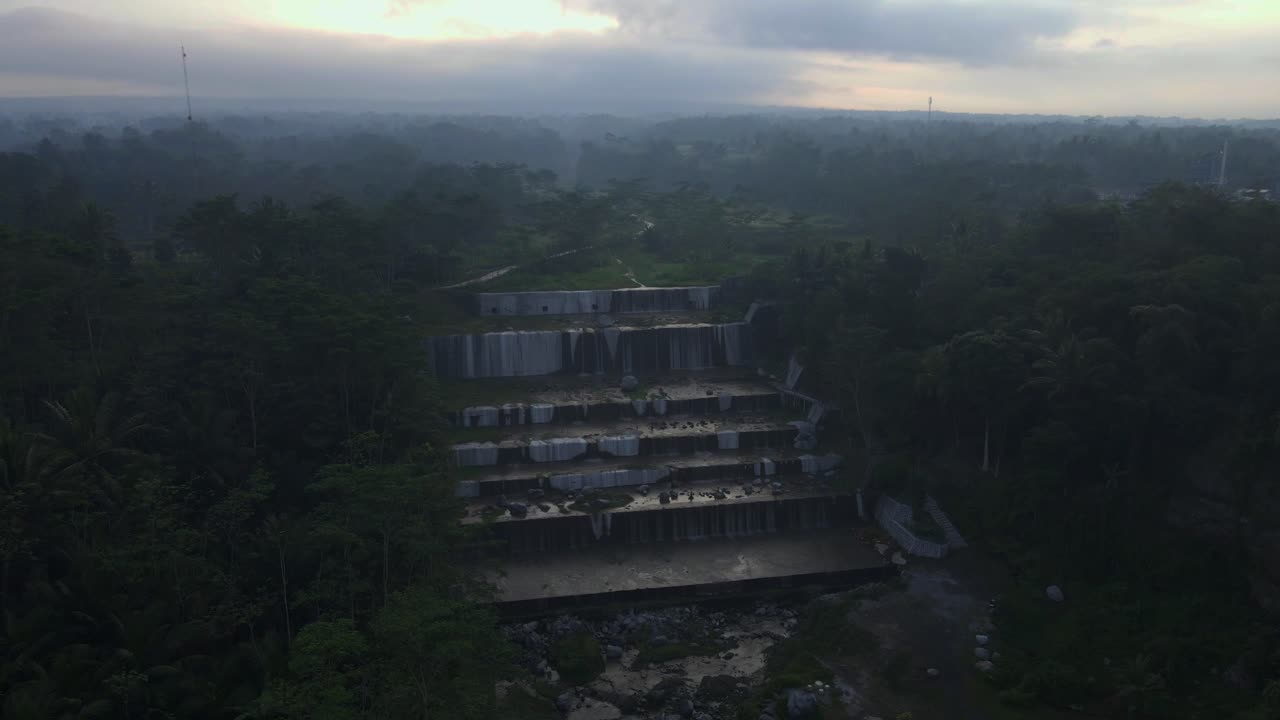 vista aérea del río de la naturaleza con cascada entre el bosque en la mañana brumosa