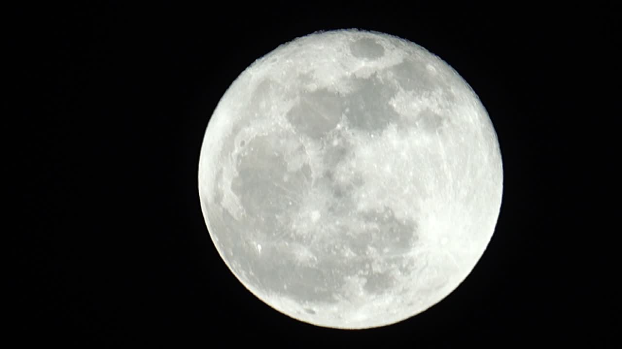 perto da luz da lua no céu escuro