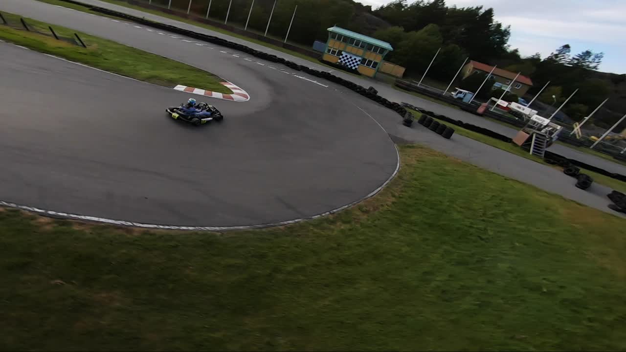 karting perseguido por fpv drone