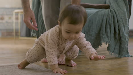 Primer-Plano-De-Una-Linda-Niñita-En-Pijama-Arrastrándose-Por-El-Suelo-En-Casa