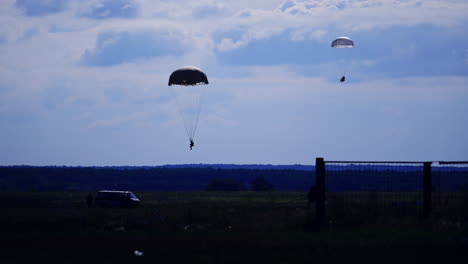 paratroopers skydiving