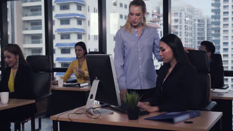 el joven líder da consejos a la joven trabajadora.