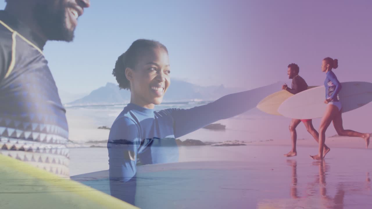 해양 풍경 위에 서핑 보드를 가진 행복한 아프리카계 미국인 커플의 애니메이션