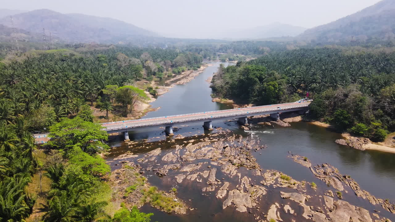 vista aérea del puente de vettilapara sobre el río chalakkudy en el distrito de thrissur, kerala, india